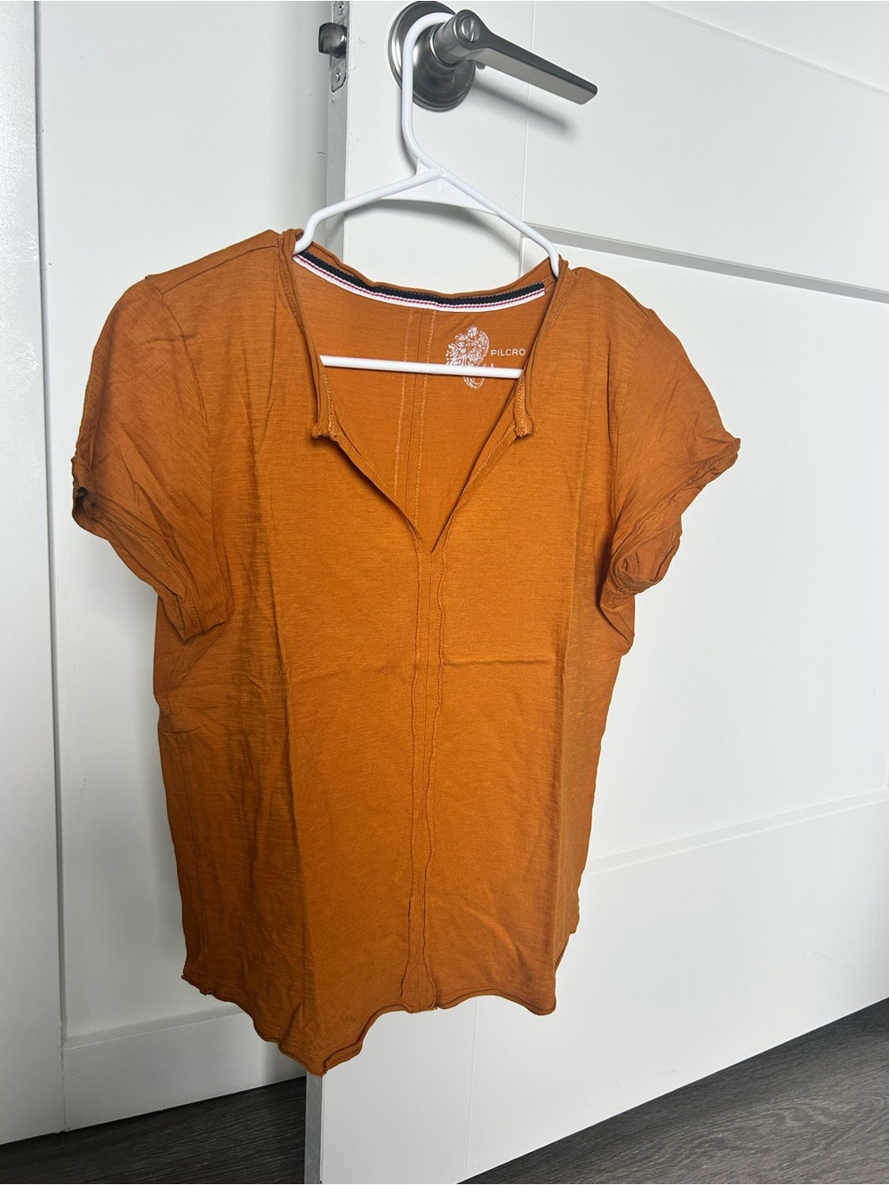 Pilcro Women’s Relaxed V-Neck Tshirt in size small